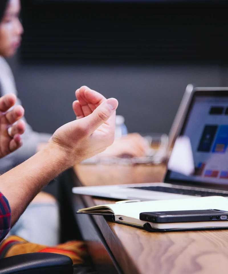 Bemiddelaar neemt het woord