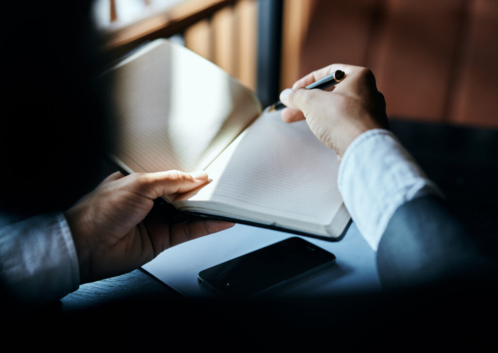 Bemiddelaar neemt notities tijdens een meeting